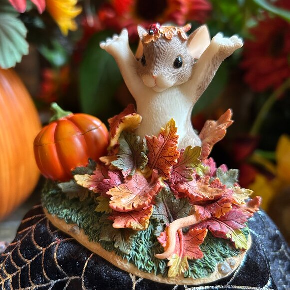 Charming Tails Halloween Figurine: “I’ve Fallen For You” (85/521) - Picture 8 of 13